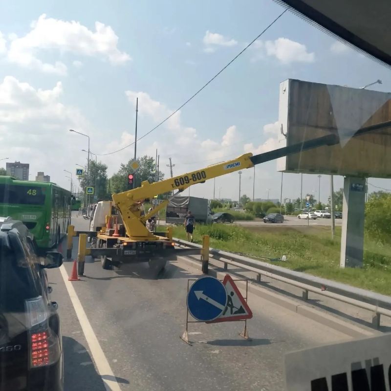 В жуткой пробке вынуждены стоять тюменцы из-за перекрытой дороги В жуткой пробке вынуждены стоять тюменцы из-за перекрытой дороги