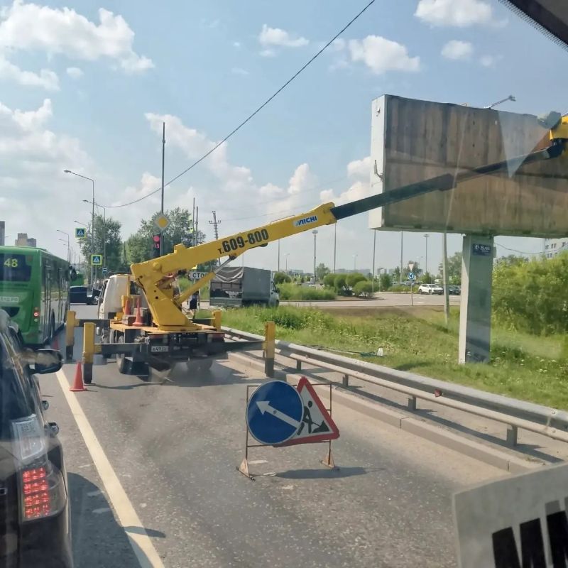 В жуткой пробке вынуждены стоять тюменцы из-за перекрытой дороги