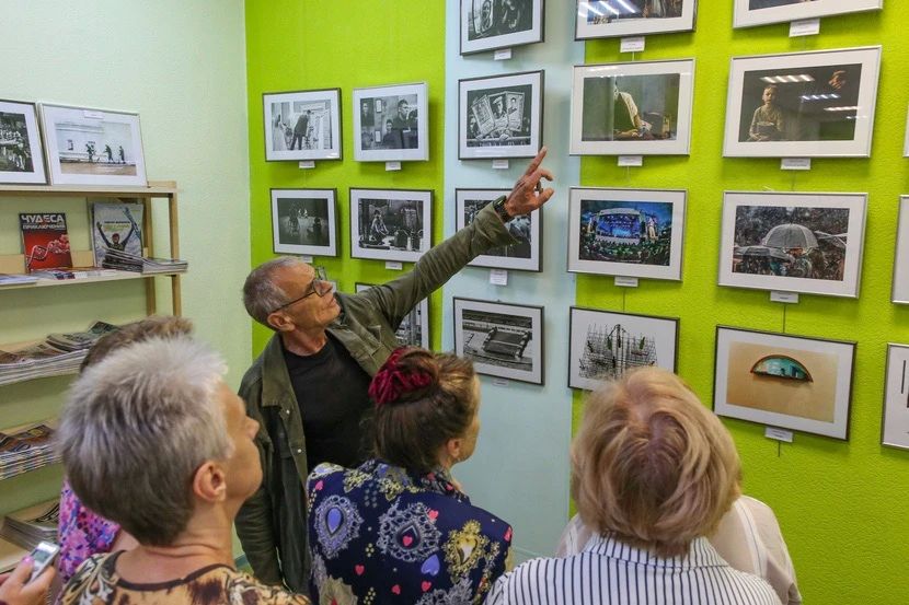 В тюменской библиотеке имени Александра Гришина открылась персональная выставка мастера городской фотографии Сергея Елесина В тюменской библиотеке имени Александра Гришина открылась персональная выставка мастера городской фотографии Сергея Елесина