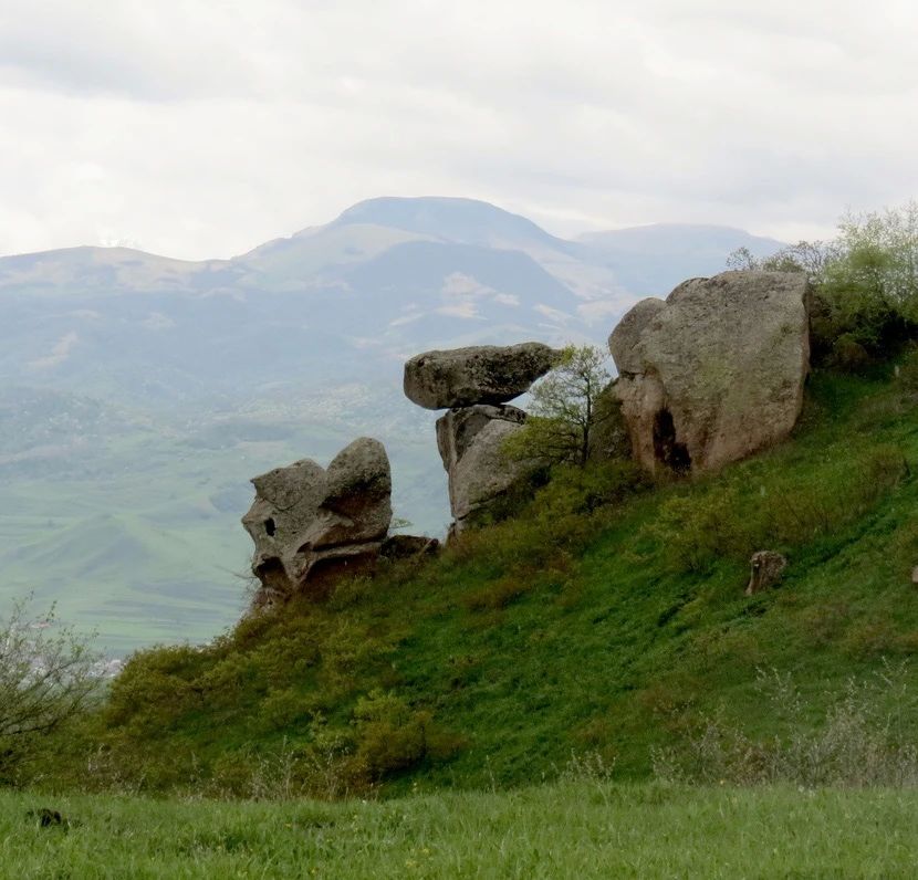 В ущельях Кавказа. Для кого-то юг России — это пляж и жара, а для истинных искателей приключений — время первоцветов и разгадки древних тайн
