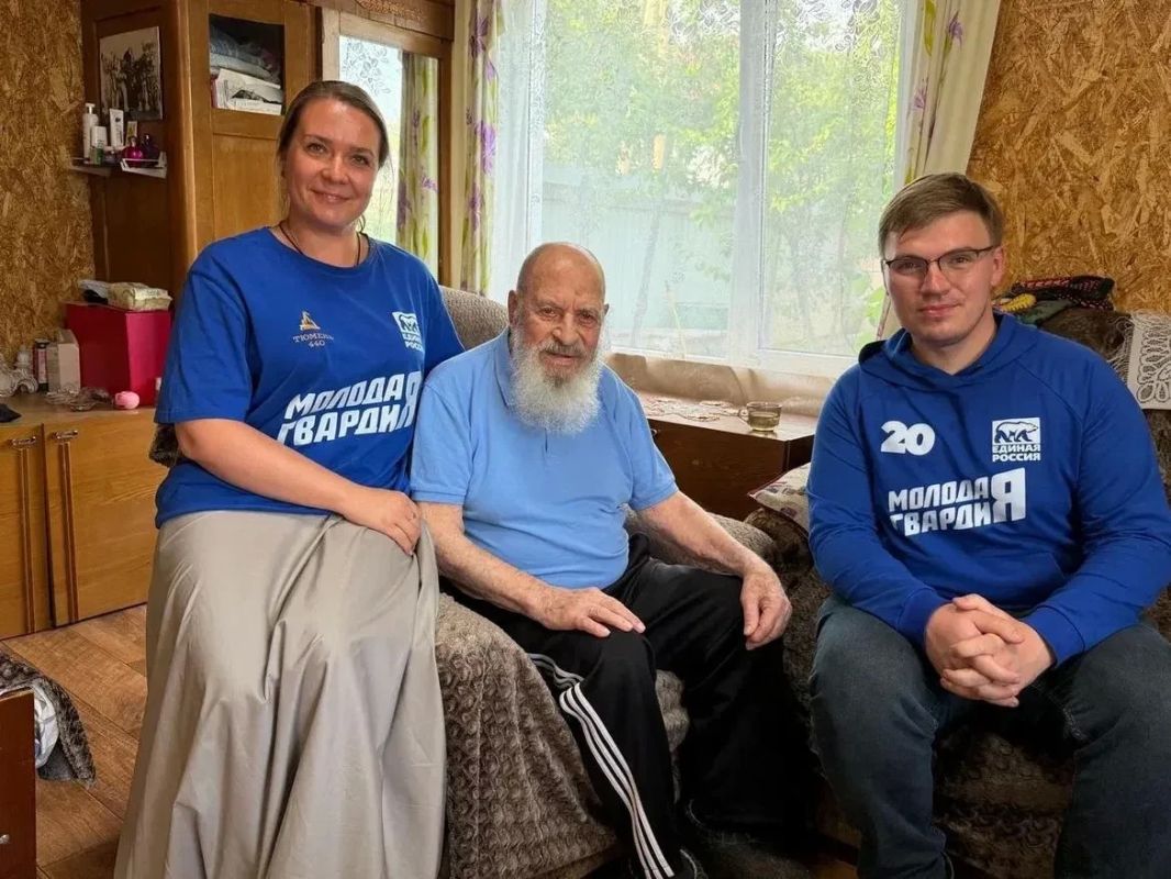 «Пример мужества и любви»: молодогвардейцы поздравили 100-летнего ветерана «Пример мужества и любви»: молодогвардейцы поздравили 100-летнего ветерана
