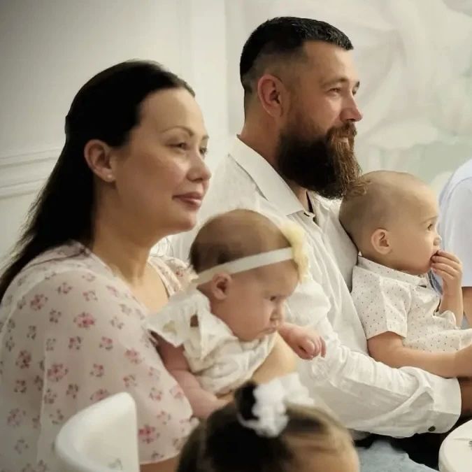 Сегодня, в День семьи, любви и верности, в ЗАГСе чествовали супругов Павла и Дарью Козловых – у них родилась дочка Иванна, шестой ребёнок в семье! Сегодня, в День семьи, любви и верности, в ЗАГСе чествовали супругов Павла и Дарью Козловых – у них родилась дочка Иванна, шестой ребёнок в семье!