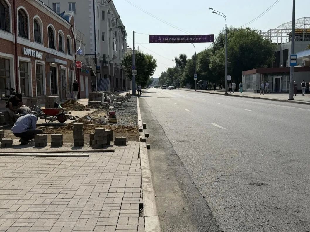 Левую полосу на Ленина сужают, чтобы водители не парковались там, где нельзя Левую полосу на Ленина сужают, чтобы водители не парковались там, где нельзя