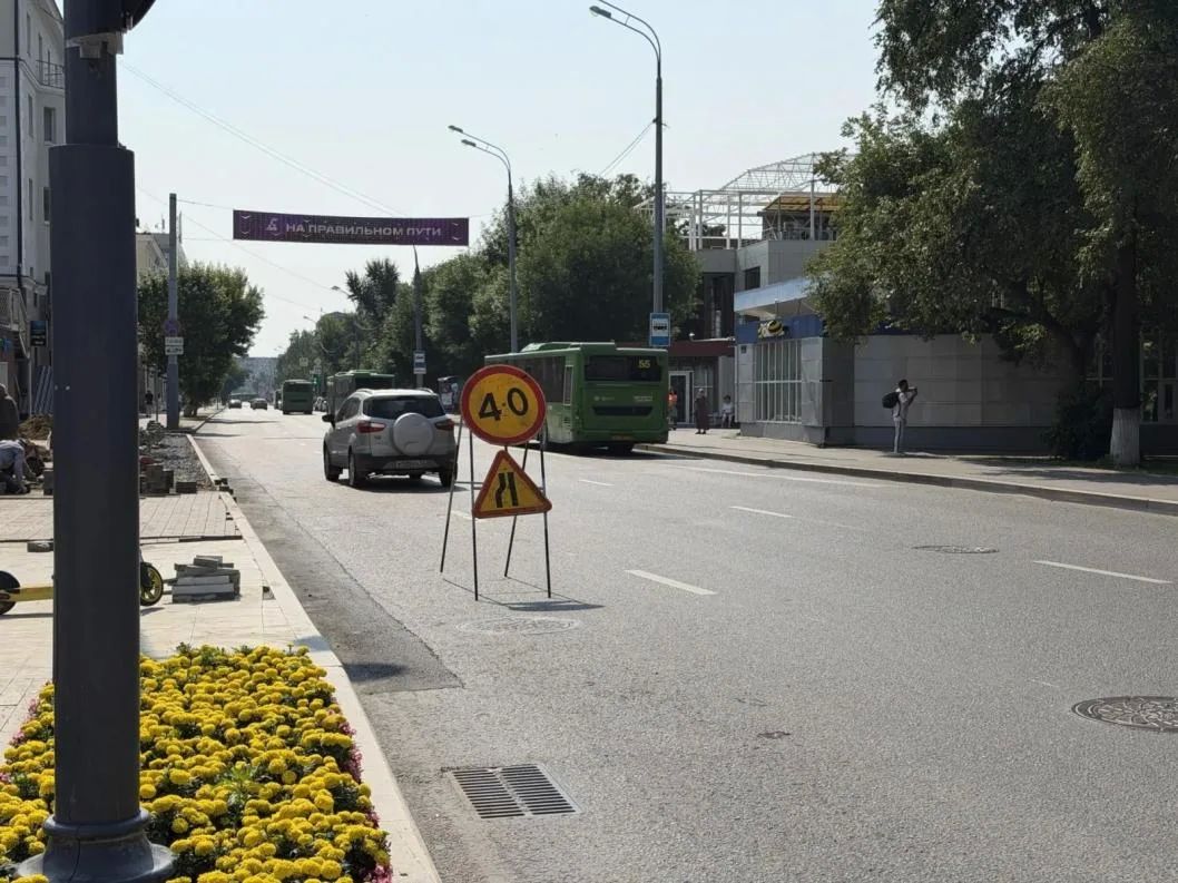 Левую полосу на Ленина сужают, чтобы водители не парковались там, где нельзя Левую полосу на Ленина сужают, чтобы водители не парковались там, где нельзя