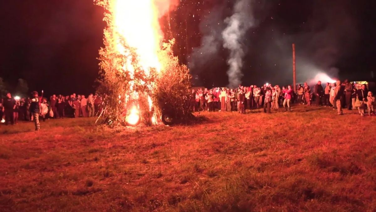 В самую короткую ночь в году - на Ивана Купалу - в Ермаках Викуловского округа всегда весело и жарко В самую короткую ночь в году - на Ивана Купалу - в Ермаках Викуловского округа всегда весело и жарко