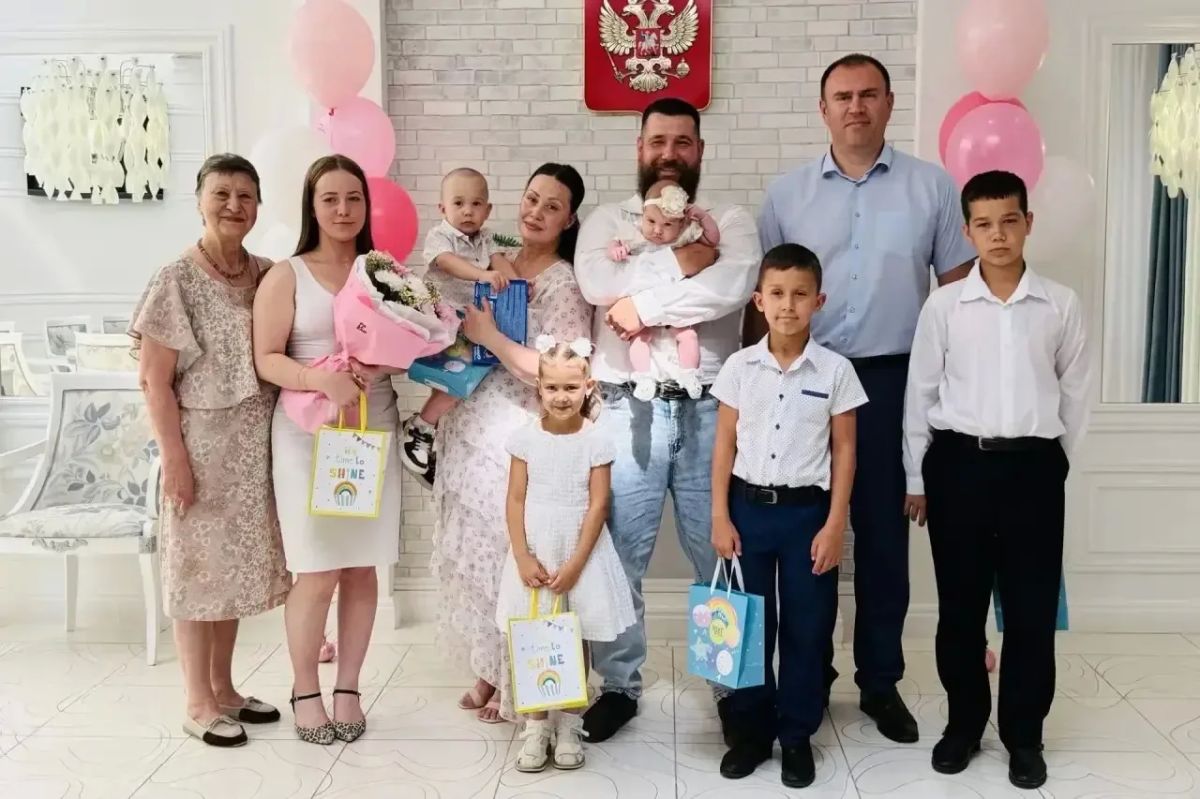 Сегодня, в День семьи, любви и верности, в ЗАГСе чествовали супругов Павла и Дарью Козловых – у них родилась дочка Иванна, шестой ребёнок в семье!