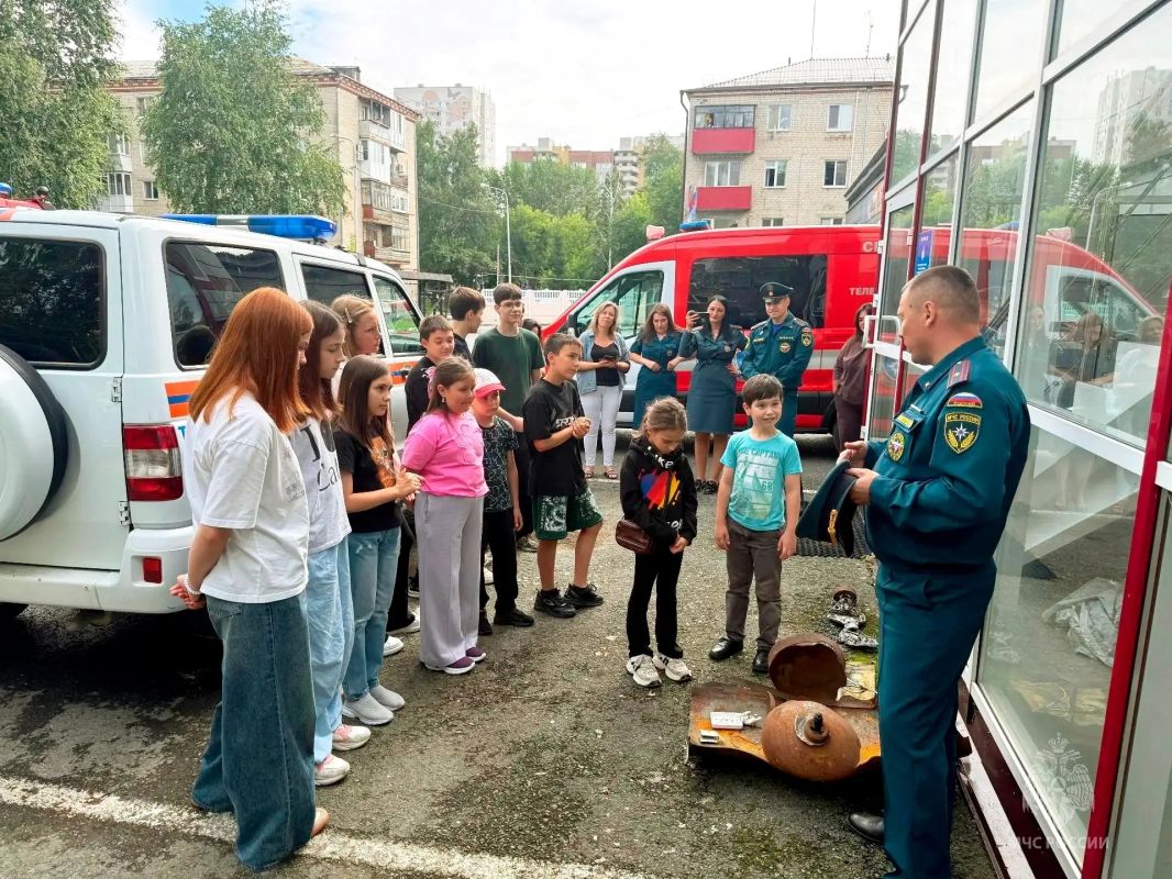 Погружение в мир огня и спасения: дети сотрудников МЧС побывали в пожарной лаборатории Погружение в мир огня и спасения: дети сотрудников МЧС побывали в пожарной лаборатории
