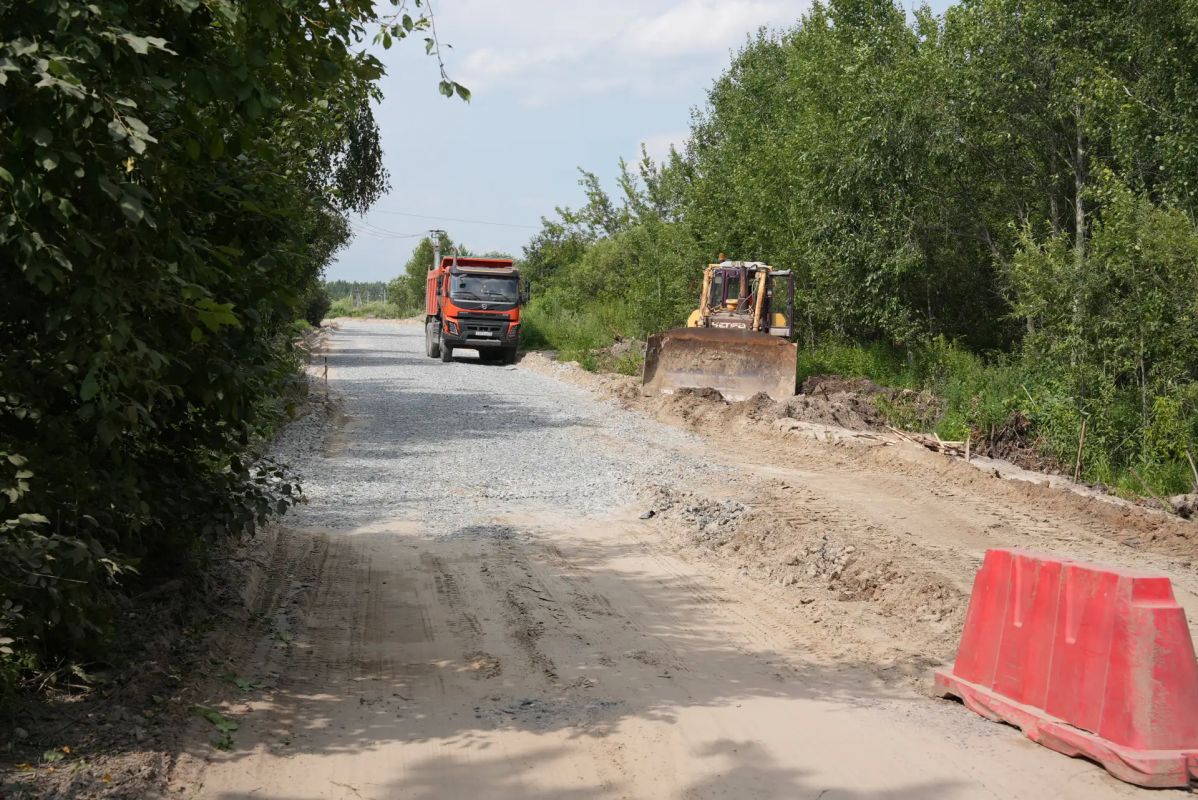 Полный комплект: асфальтированная дорога, тротуар и уличное освещение Полный комплект: асфальтированная дорога, тротуар и уличное освещение