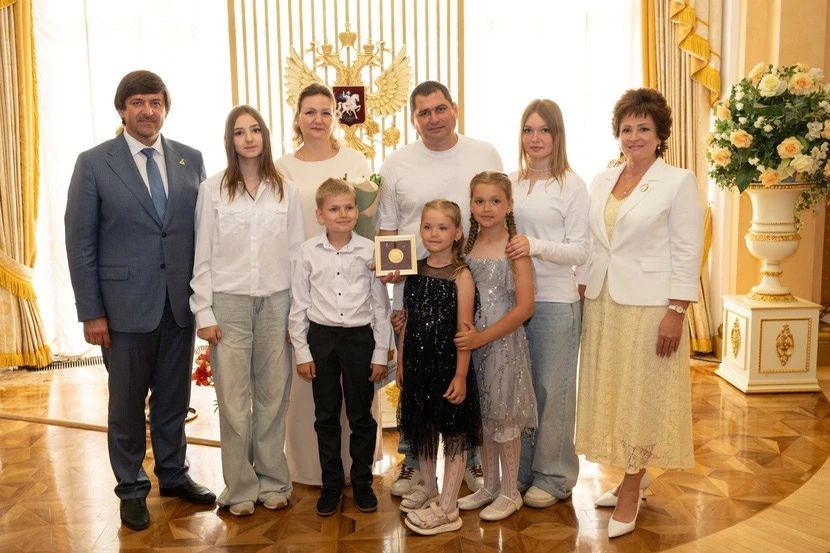 В День семьи, любви и верности, 8 июля, в Тюменском дворце бракосочетания прошла церемония награждения многодетных семей почетной наградой — знаком «За сохранение и укрепление семейных ценностей»