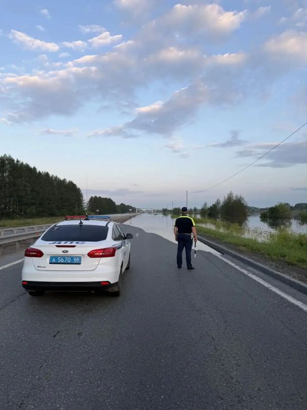 Трасса Екатеринбург — Тюмень остается перекрытой Трасса Екатеринбург — Тюмень остается перекрытой