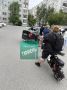 Ребенок разбил головой стекло автомобиля, катаясь на самокате