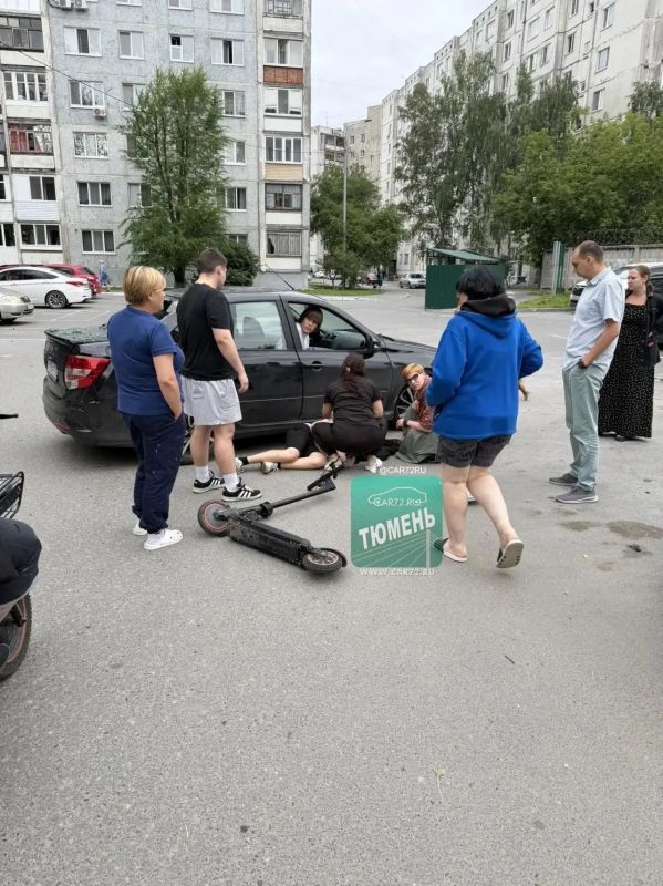 Ребенок разбил головой стекло автомобиля, катаясь на самокате Ребенок разбил головой стекло автомобиля, катаясь на самокате