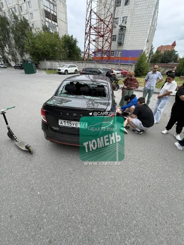 Ребенок разбил головой стекло автомобиля, катаясь на самокате Ребенок разбил головой стекло автомобиля, катаясь на самокате