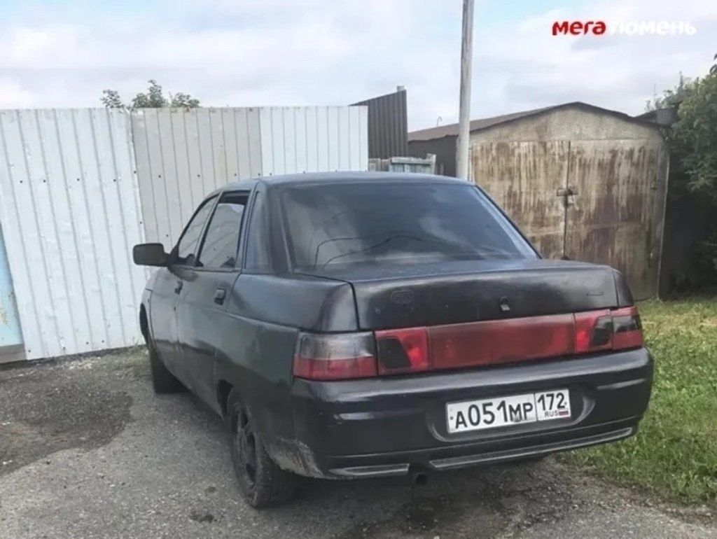 «Может там труп или бомба»: тюменцы третий день не могут попасть на участок из брошенного автомобиля
