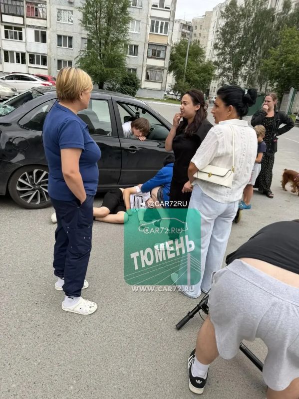 Ребенок разбил головой стекло автомобиля, катаясь на самокате Ребенок разбил головой стекло автомобиля, катаясь на самокате