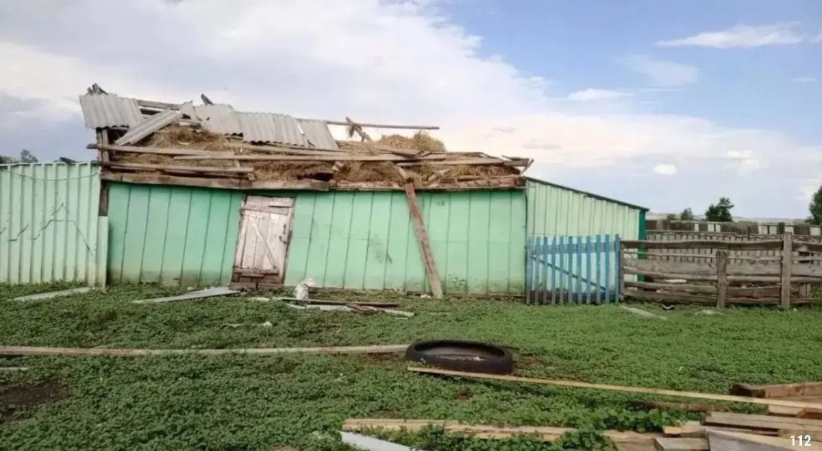 В Башкирии разбушевалась стихия: в Давлекановском районе смерч повредил жильё и транспорт В Башкирии разбушевалась стихия: в Давлекановском районе смерч повредил жильё и транспорт