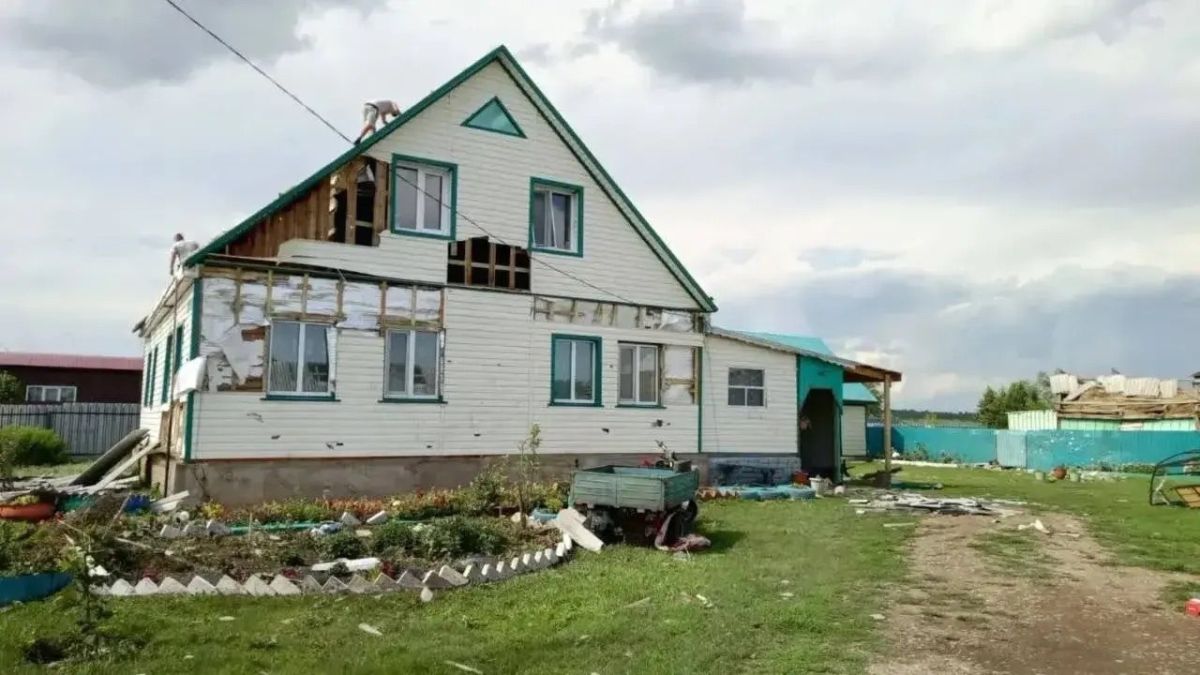 В Башкирии разбушевалась стихия: в Давлекановском районе смерч повредил жильё и транспорт В Башкирии разбушевалась стихия: в Давлекановском районе смерч повредил жильё и транспорт