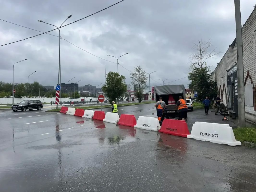 Внимание! Закрыто движение транспорта на участке ул.30 лет Победы от ул.Пермякова до ул.Олимпийской в Тюмени, в связи с работами по откачке воды Внимание! Закрыто движение транспорта на участке ул.30 лет Победы от ул.Пермякова до ул.Олимпийской в Тюмени, в связи с работами по откачке воды