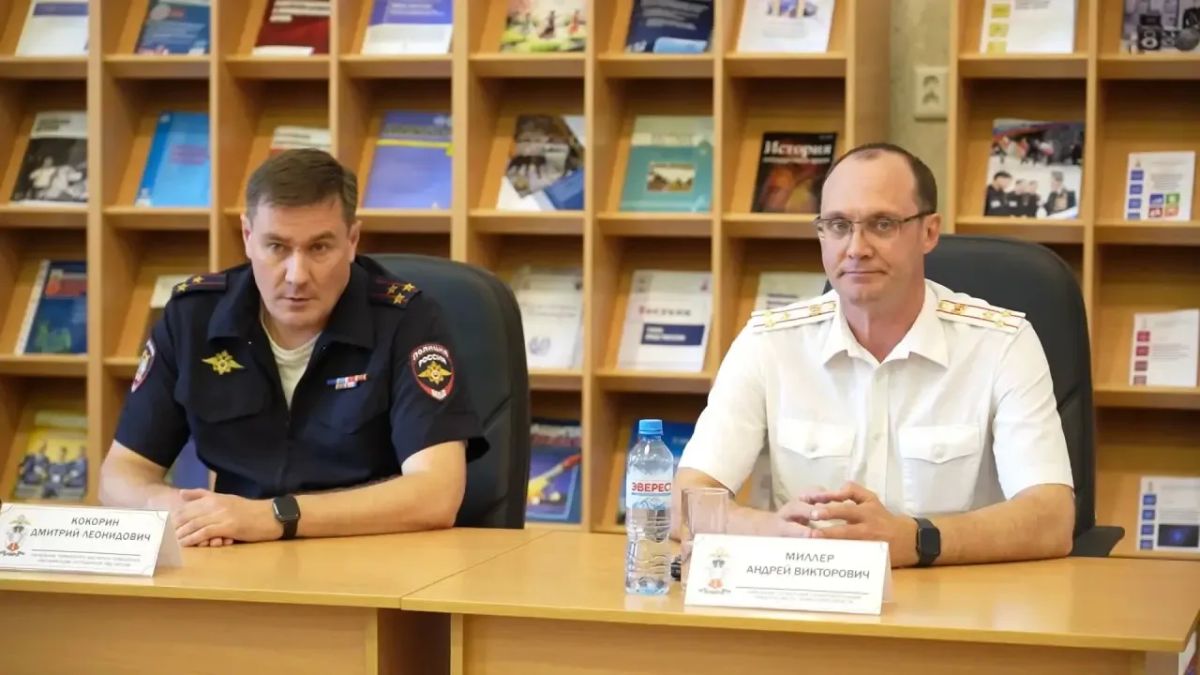 Начальник Управления Госавтоинспекции Тюменской области Андрей Миллер и руководитель Тюменского института повышения квалификации МВД России Дмитрий Кокорин встретились с курсантами учебного заведения, среди которых... Начальник Управления Госавтоинспекции Тюменской области Андрей Миллер и руководитель Тюменского института повышения квалификации МВД России Дмитрий Кокорин встретились с курсантами учебного заведения, среди которых...