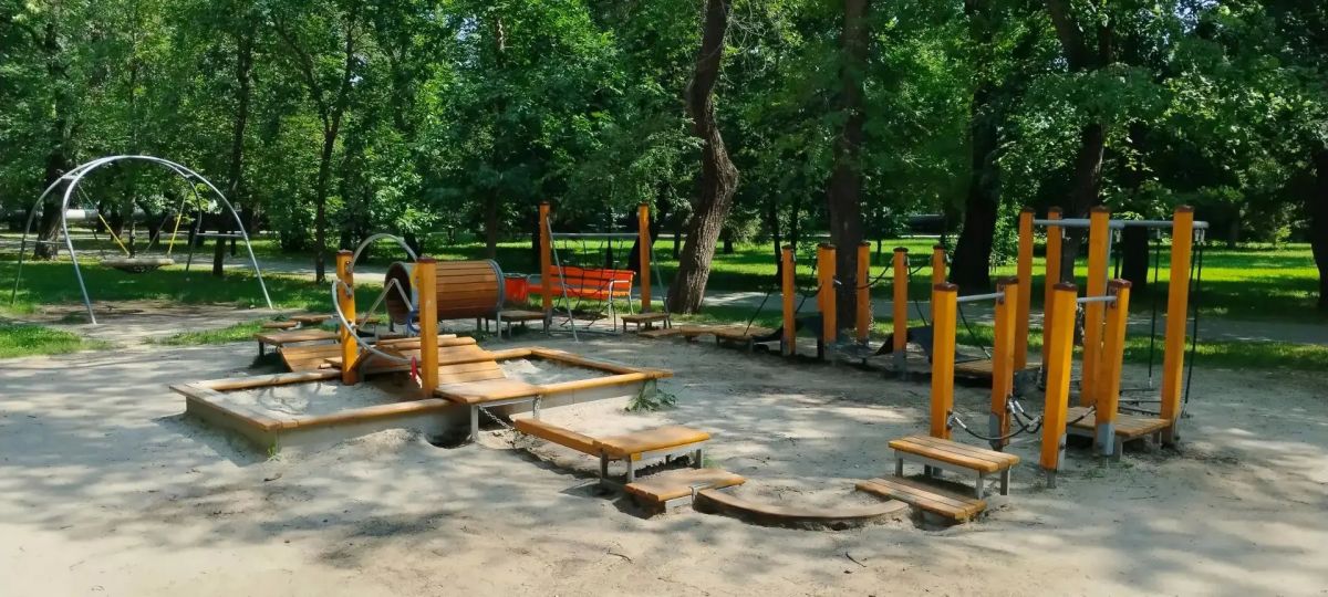 Детская площадка в Комсомольском сквере обновляется Детская площадка в Комсомольском сквере обновляется