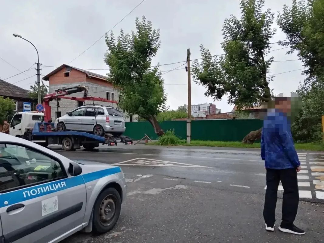 Ехал по улице Казанской в Тюмени в то время, когда родители вели малышей в детский сад