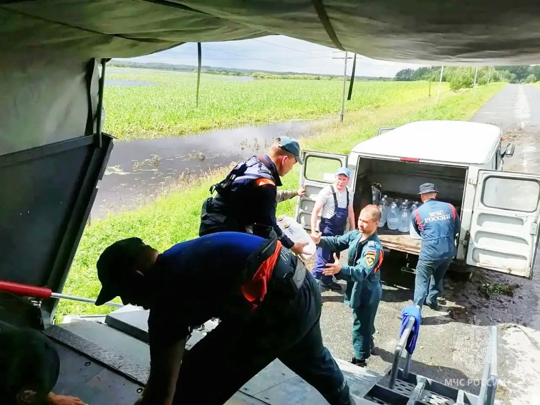 Тюменские спасатели помогают населенным пунктам Свердловской области Тюменские спасатели помогают населенным пунктам Свердловской области