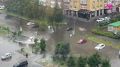 Машины по капот в воде. Огромная лужа образовалась на ул. Ивана Словцова