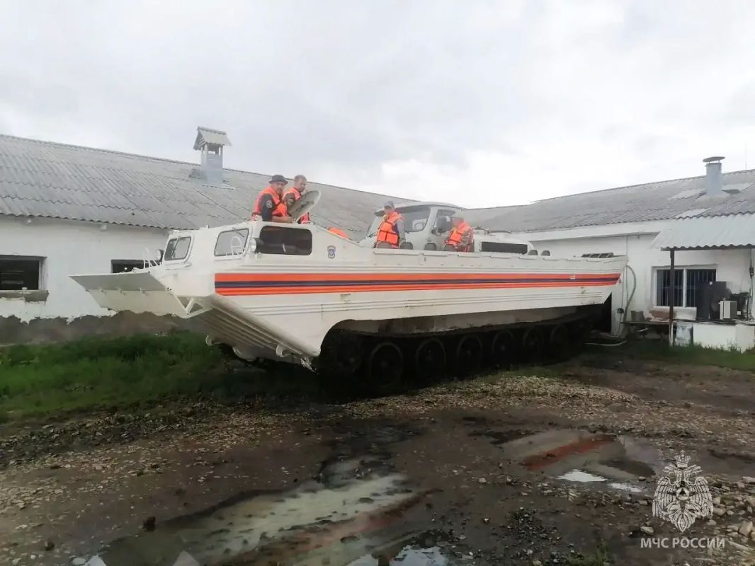Тюменские спасатели помогают населенным пунктам Свердловской области