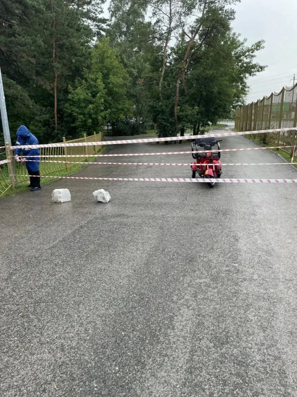 В Гилёвской роще из-за сильных осадков сегодня размыло часть дорожного основания В Гилёвской роще из-за сильных осадков сегодня размыло часть дорожного основания