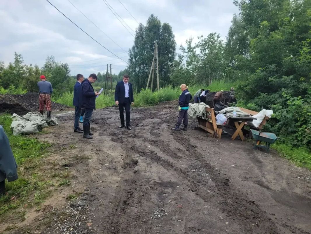 В режиме готовности. Руководитель управы Калининского административного округа Администрации города Тюмени Иван Хохряков совместно с заместителем Александром Логиновым и директором МКУ «Служба заказчика по благоустройству...