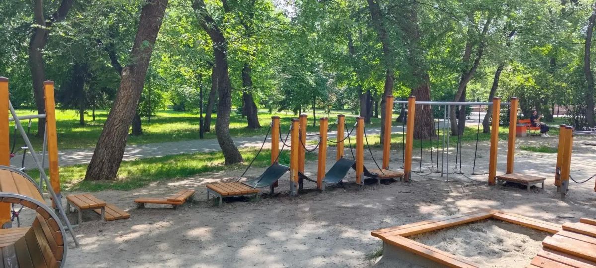 Детская площадка в Комсомольском сквере обновляется Детская площадка в Комсомольском сквере обновляется