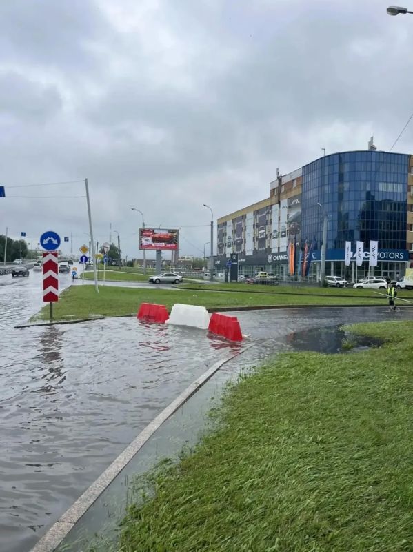 Из-за откачки воды участок улицы 30 лет Победы в Тюмени перекрыт Из-за откачки воды участок улицы 30 лет Победы в Тюмени перекрыт