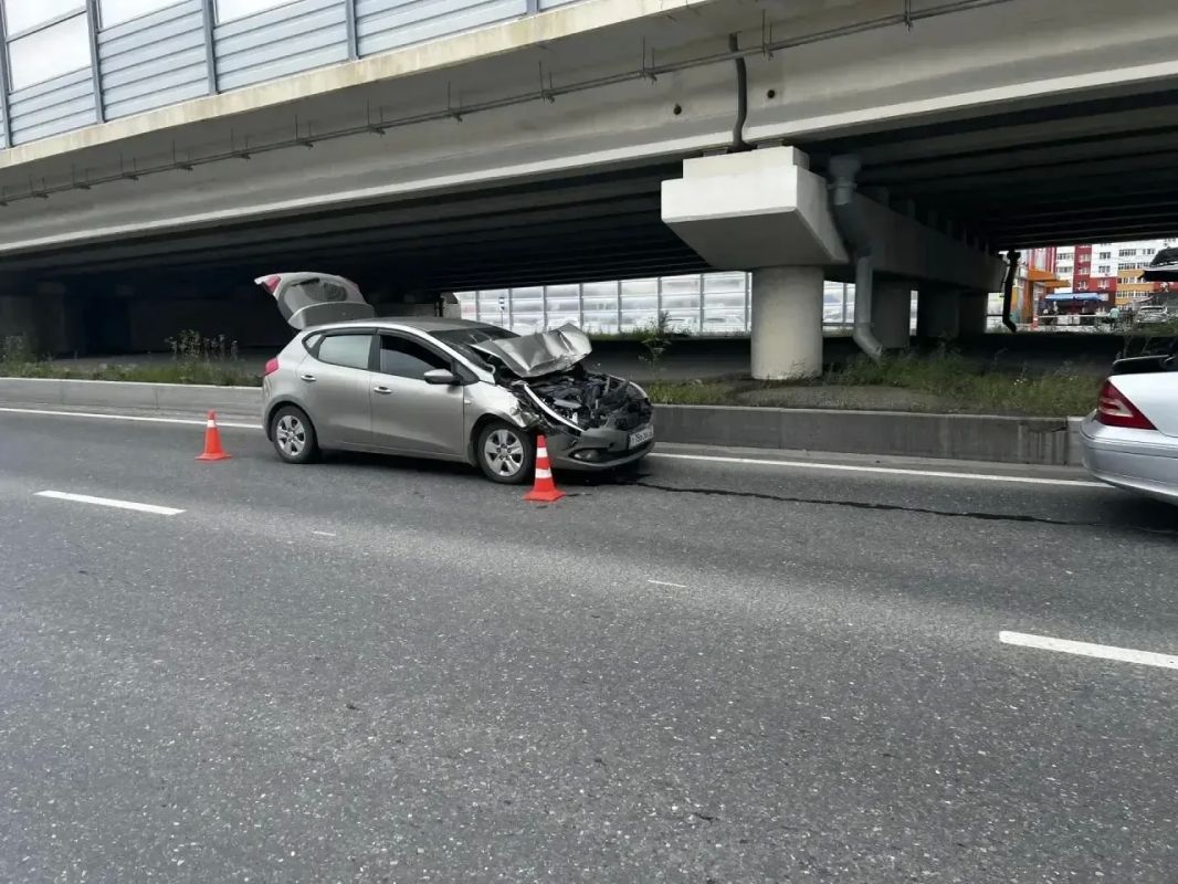 Автомобиль «Киа» въехал в автобус 84-го маршрута на 2-м километре автодороги Обход г.Тюмени, от удара маршрутка опрокинулась Автомобиль «Киа» въехал в автобус 84-го маршрута на 2-м километре автодороги Обход г.Тюмени, от удара маршрутка опрокинулась