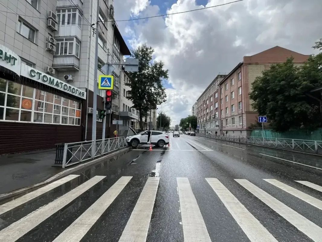 Сотрудники Госавтоинспекции разыскивают водителя, который въехал в ограждение и сбежал Сотрудники Госавтоинспекции разыскивают водителя, который въехал в ограждение и сбежал