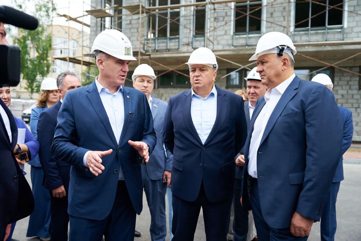 Руслан Кухарук: Продолжили рабочий объезд по ключевым объектам ХантыМансийска – держим на контроле реализацию важных проектов, уделяя особое внимание флагманским инициативам, которые определят облик города и качество жизни... Руслан Кухарук: Продолжили рабочий объезд по ключевым объектам ХантыМансийска – держим на контроле реализацию важных проектов, уделяя особое внимание флагманским инициативам, которые определят облик города и качество жизни...