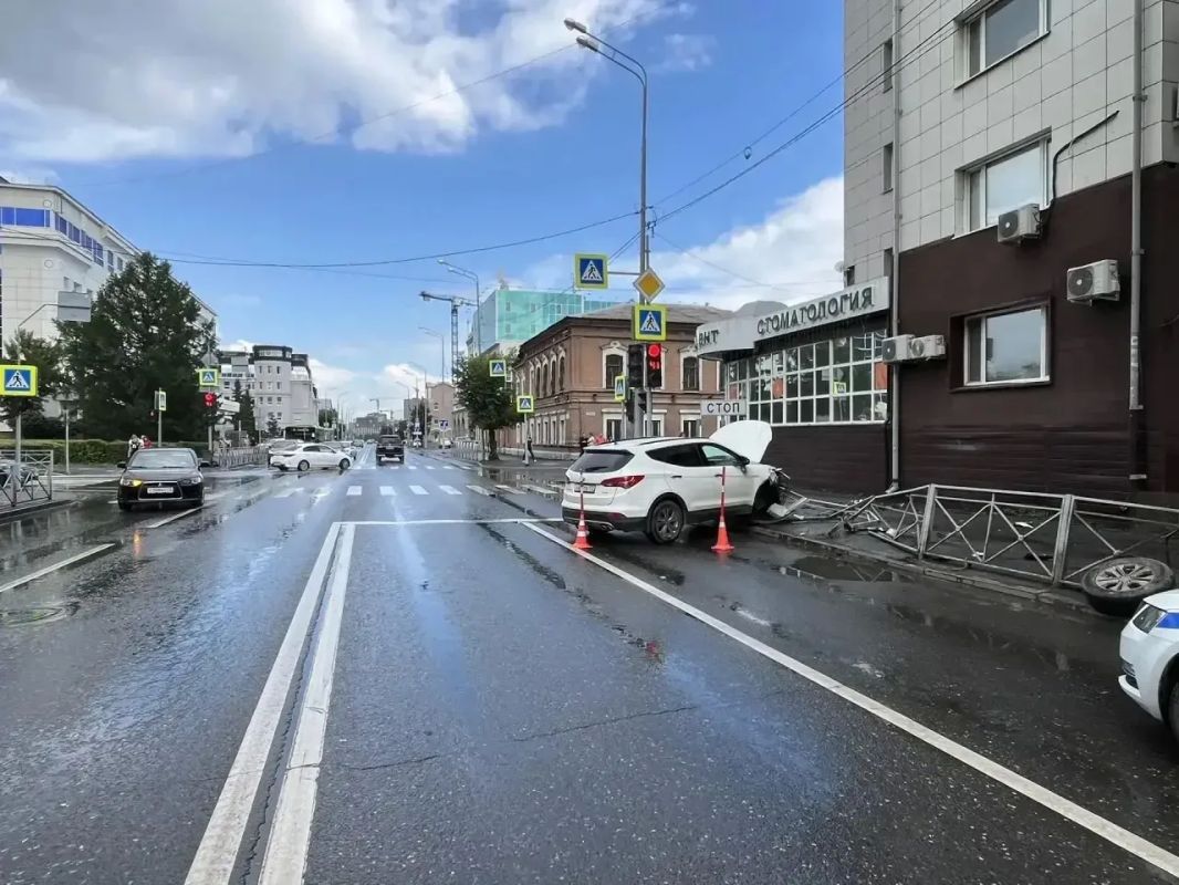 Сотрудники Госавтоинспекции разыскивают водителя, который въехал в ограждение и сбежал Сотрудники Госавтоинспекции разыскивают водителя, который въехал в ограждение и сбежал