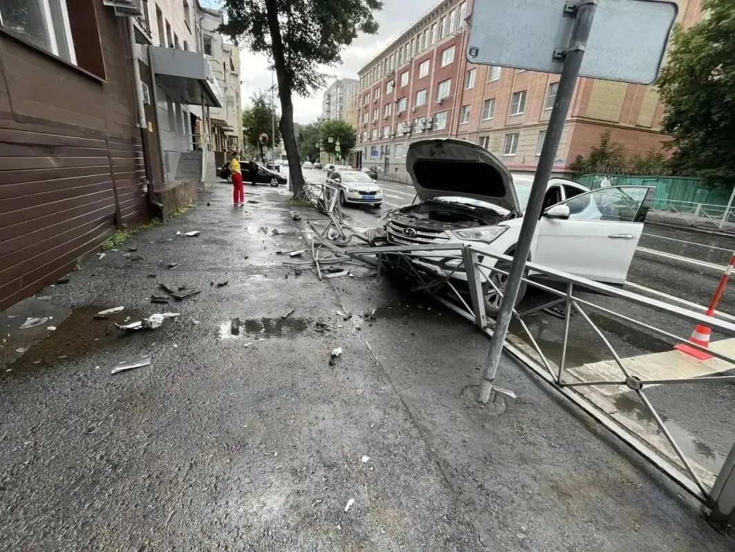В центре Тюмени водитель врезался в ограждение и скрылся