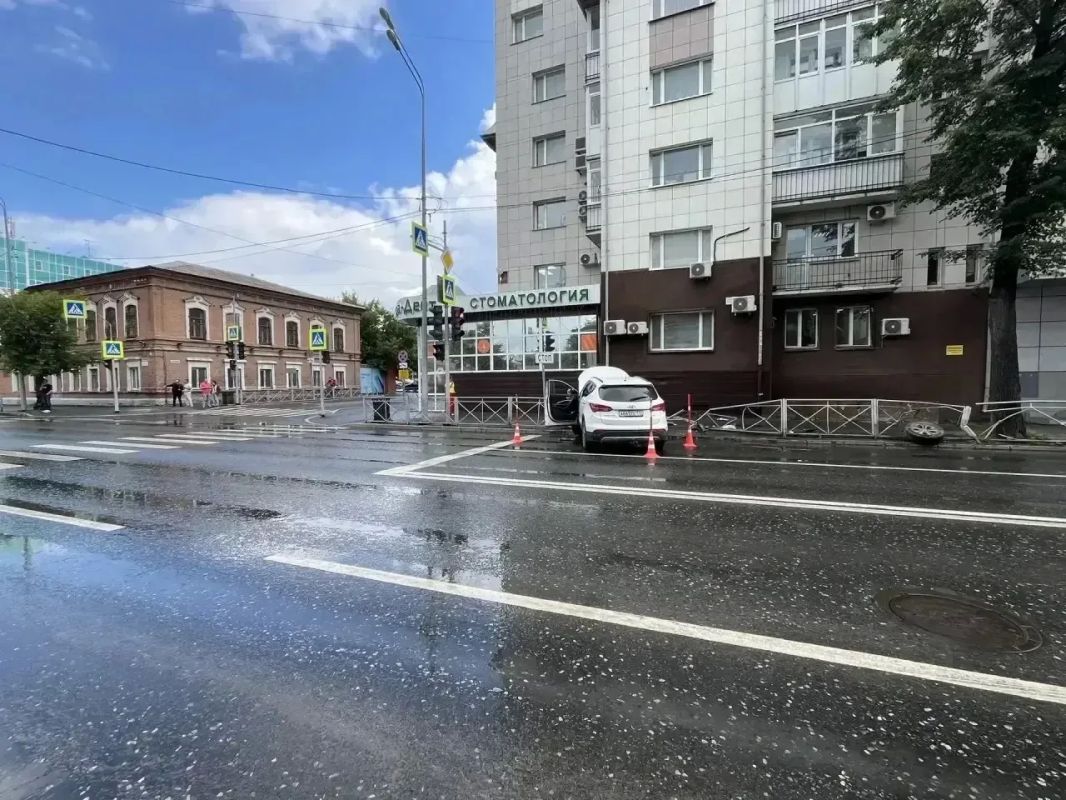 В центре Тюмени водитель врезался в ограждение и скрылся В центре Тюмени водитель врезался в ограждение и скрылся