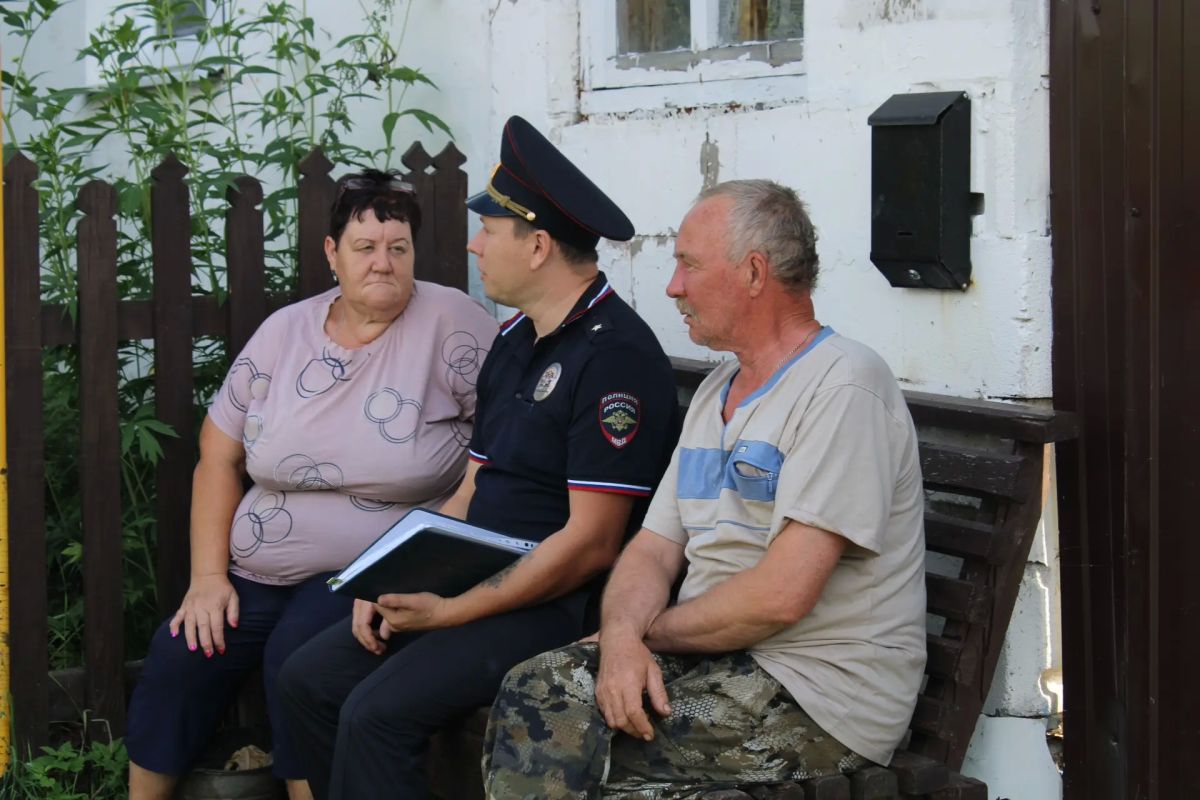 Участковые уполномоченные полиции по роду своей службы находятся всегда на связи с населением, проживающим на территории административных участков Участковые уполномоченные полиции по роду своей службы находятся всегда на связи с населением, проживающим на территории административных участков