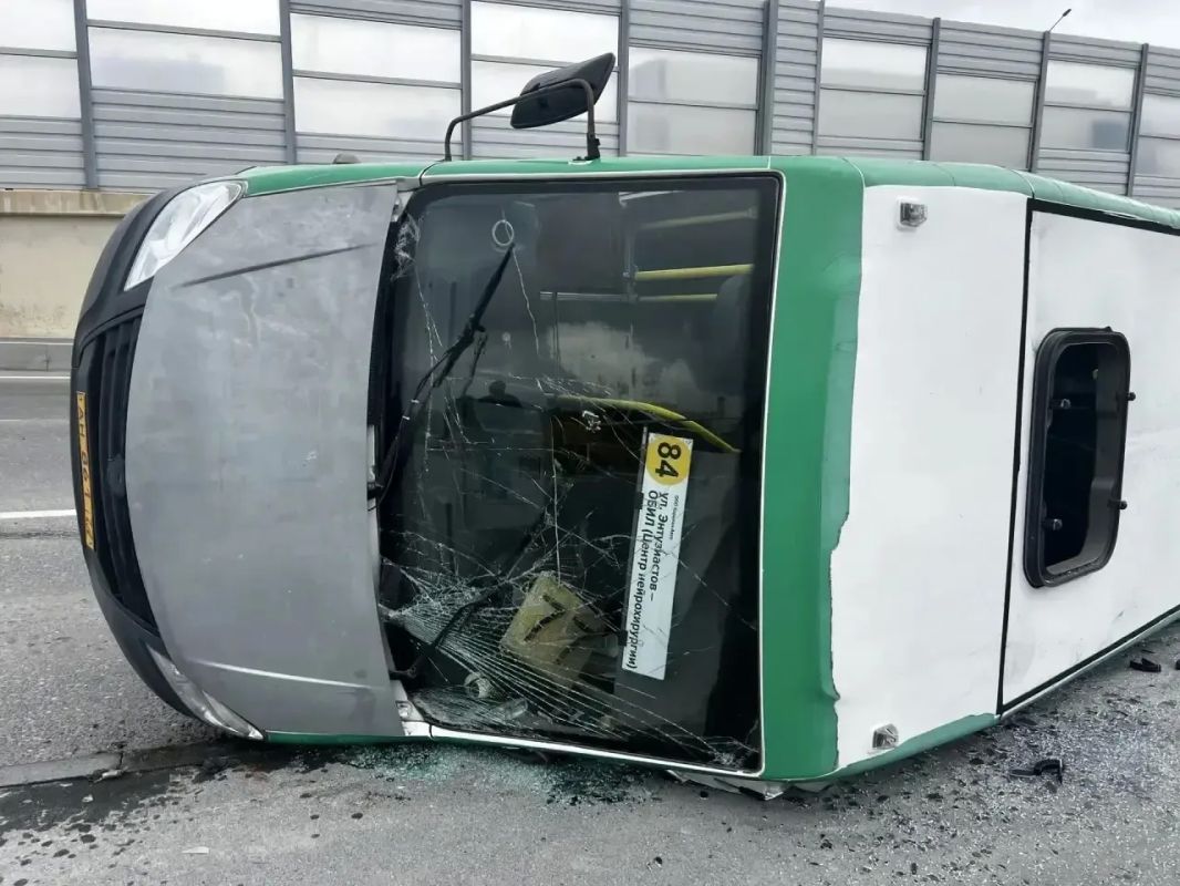 Автомобиль «Киа» въехал в автобус 84-го маршрута на 2-м километре автодороги Обход г.Тюмени, от удара маршрутка опрокинулась Автомобиль «Киа» въехал в автобус 84-го маршрута на 2-м километре автодороги Обход г.Тюмени, от удара маршрутка опрокинулась
