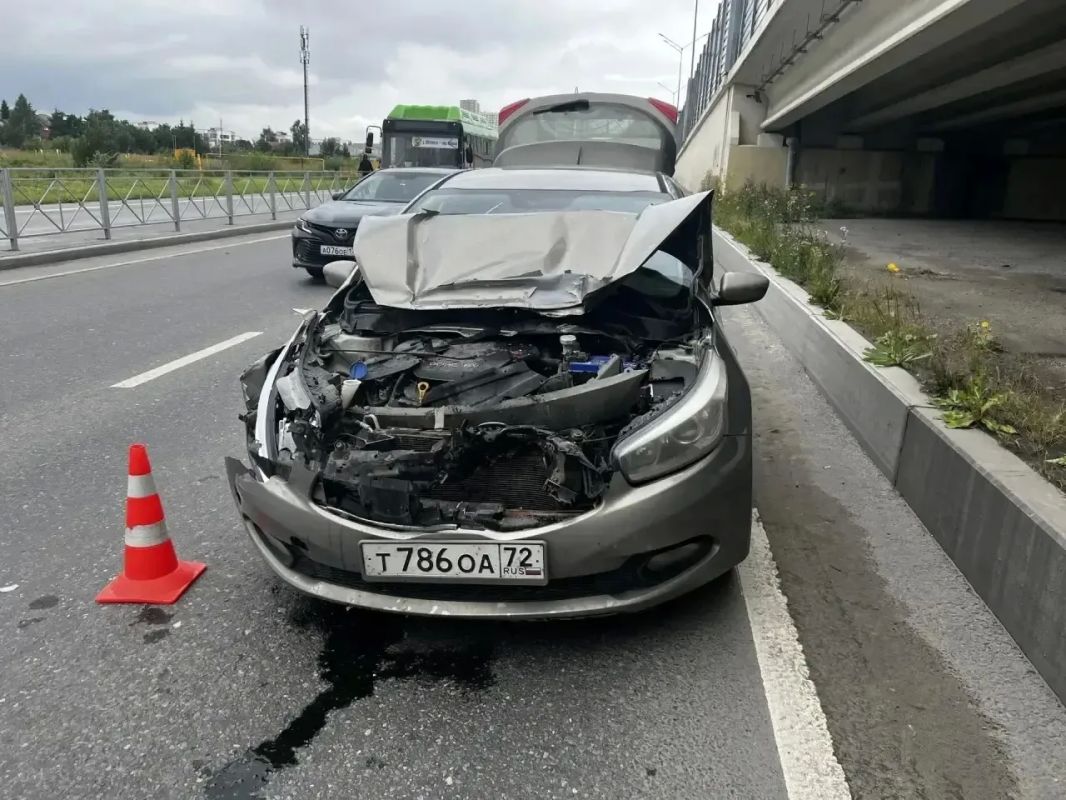 Автомобиль «Киа» въехал в автобус 84-го маршрута на 2-м километре автодороги Обход г.Тюмени, от удара маршрутка опрокинулась Автомобиль «Киа» въехал в автобус 84-го маршрута на 2-м километре автодороги Обход г.Тюмени, от удара маршрутка опрокинулась