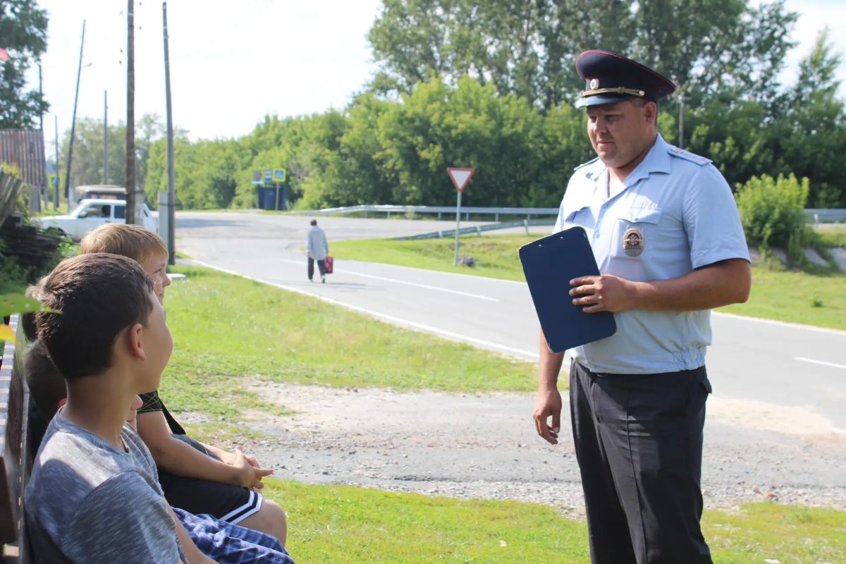 Участковые уполномоченные полиции по роду своей службы находятся всегда на связи с населением, проживающим на территории административных участков Участковые уполномоченные полиции по роду своей службы находятся всегда на связи с населением, проживающим на территории административных участков