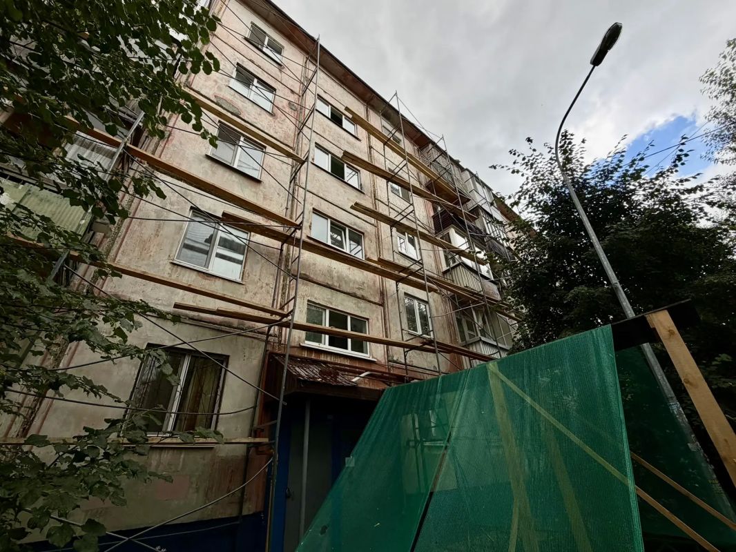 В Тюмени активно продолжается ремонт фасадов домов и крыш на гостевых маршрутах В Тюмени активно продолжается ремонт фасадов домов и крыш на гостевых маршрутах