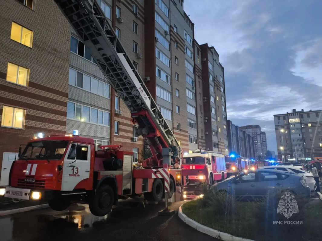 Из горящей многоэтажки в Тюмени спасли 21 человека Из горящей многоэтажки в Тюмени спасли 21 человека