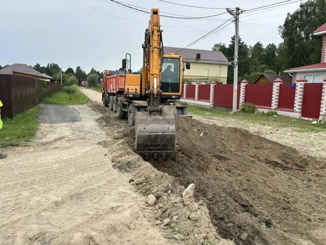 В социальной гостиной встретился с семьями участников СВО и ветеранами по вопросам земельных участков в микрорайоне Ершовка В социальной гостиной встретился с семьями участников СВО и ветеранами по вопросам земельных участков в микрорайоне Ершовка