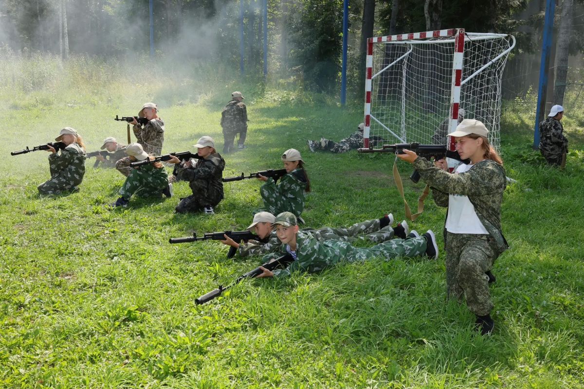 Лето в самом разгаре. Стартовала третья смена в пришкольных лагерях – сейчас в микрорайонах Менделеево, Сумкино, а также в школах №15 и №13 отдыхают 220 ребят Лето в самом разгаре. Стартовала третья смена в пришкольных лагерях – сейчас в микрорайонах Менделеево, Сумкино, а также в школах №15 и №13 отдыхают 220 ребят