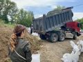 С самого утра сегодня волонтеры Тюменской облдумы находятся на месте возможного подтопления и укрепляют защитные сооружения на реке Тура