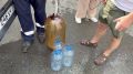 Жители Тюмени приходят на места бесплатного разбора питьевой воды из автомобильных цистерн