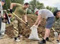 Депутаты, сотрудники и волонтёры Тюменской областной Думы активно присоединились к защите столицы региона от большой воды
