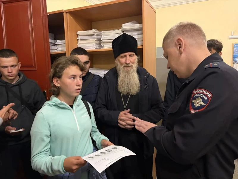 Накануне в городе Ишиме Тюменской области в последний день Всероссийской акции «Каникулы с Общественным советом» сотрудники полиции и представители Ишимской епархией провели экскурсию для молодёжи Накануне в городе Ишиме Тюменской области в последний день Всероссийской акции «Каникулы с Общественным советом» сотрудники полиции и представители Ишимской епархией провели экскурсию для молодёжи